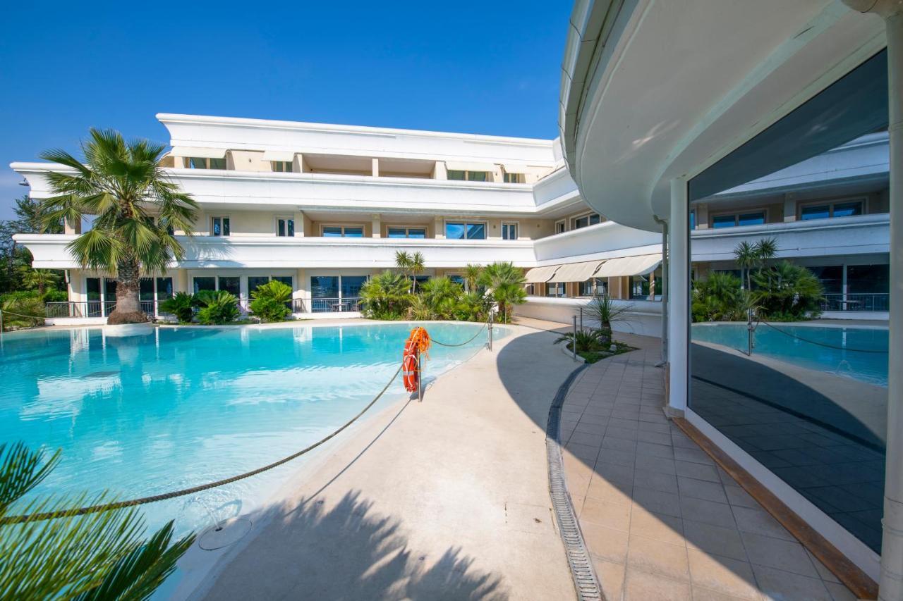Sunlago House Front & Pool Apartment Desenzano del Garda