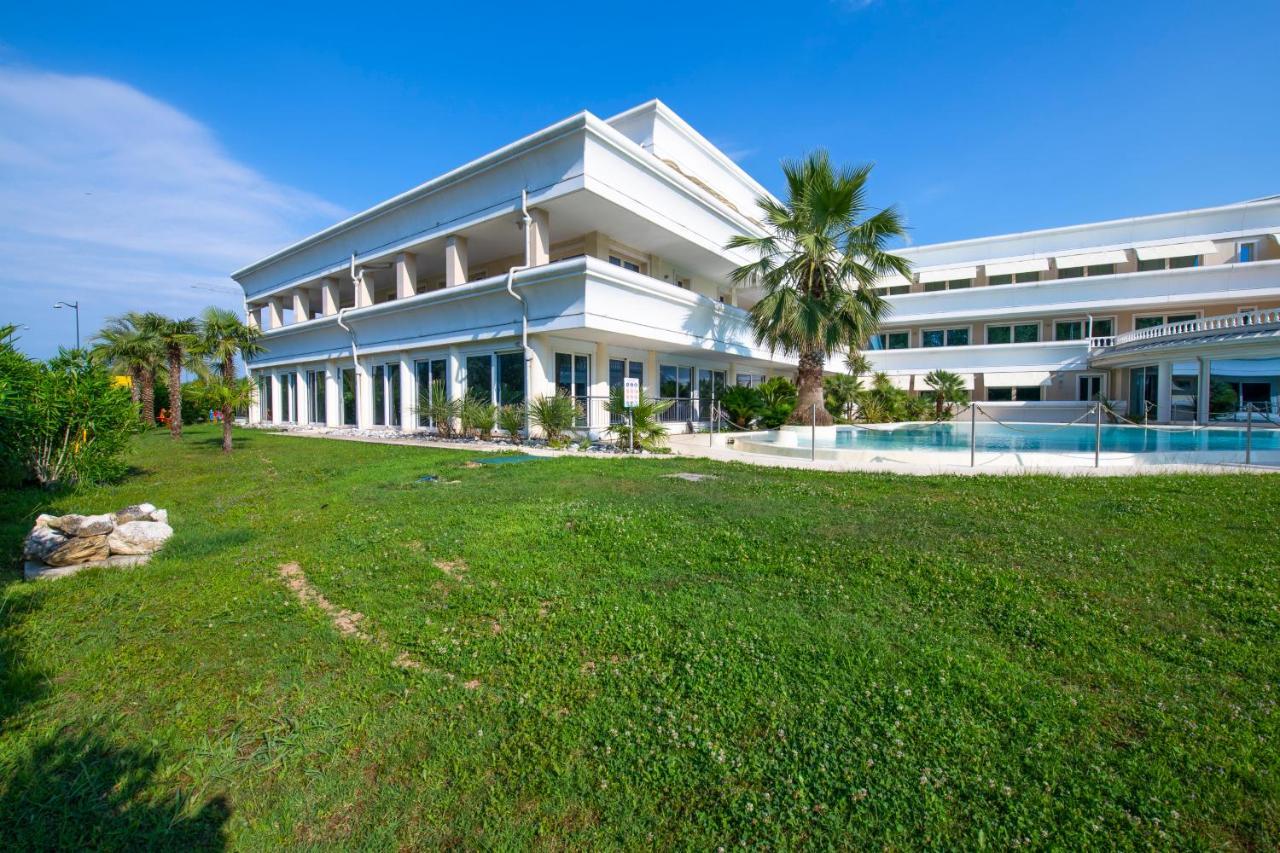 Sunlago House Front & Pool Apartment