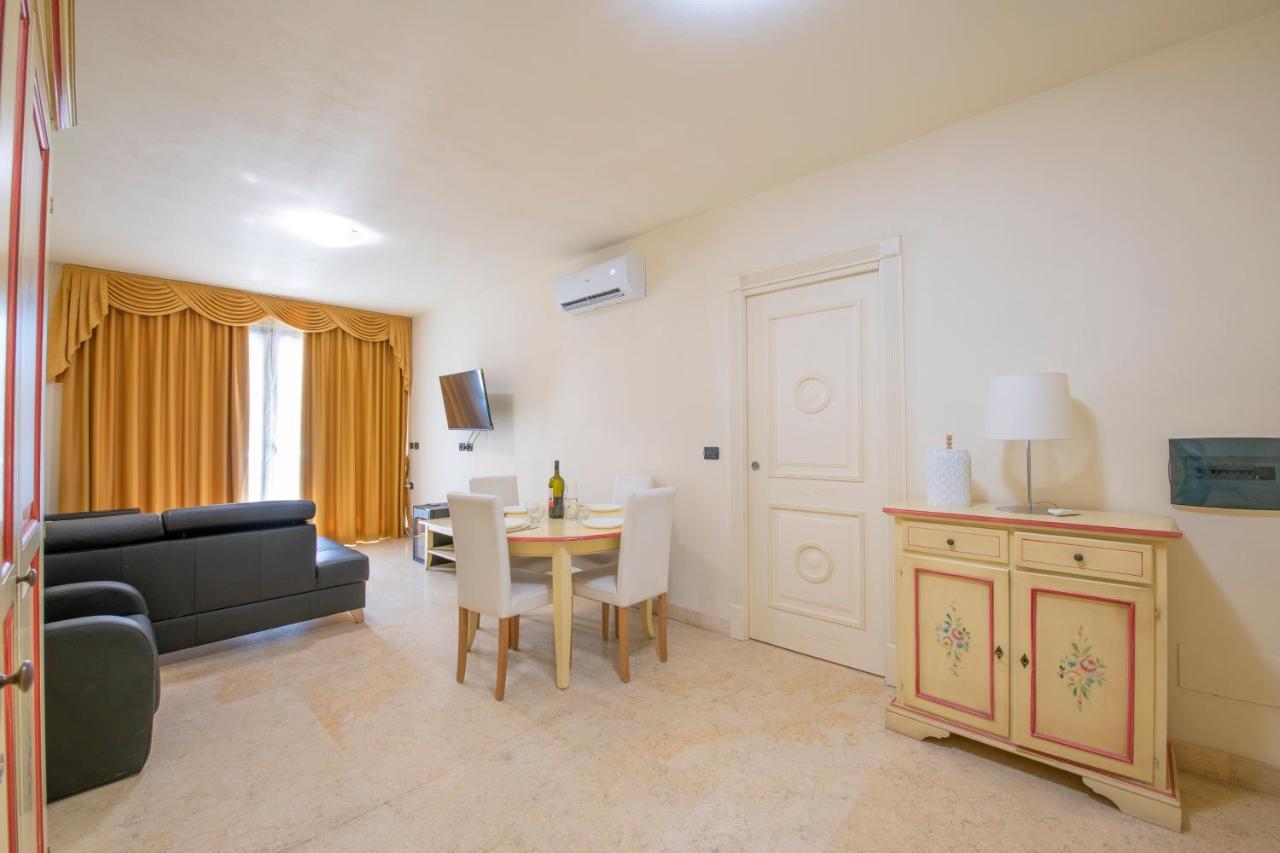 Sunlago House Front & Pool * Desenzano del Garda