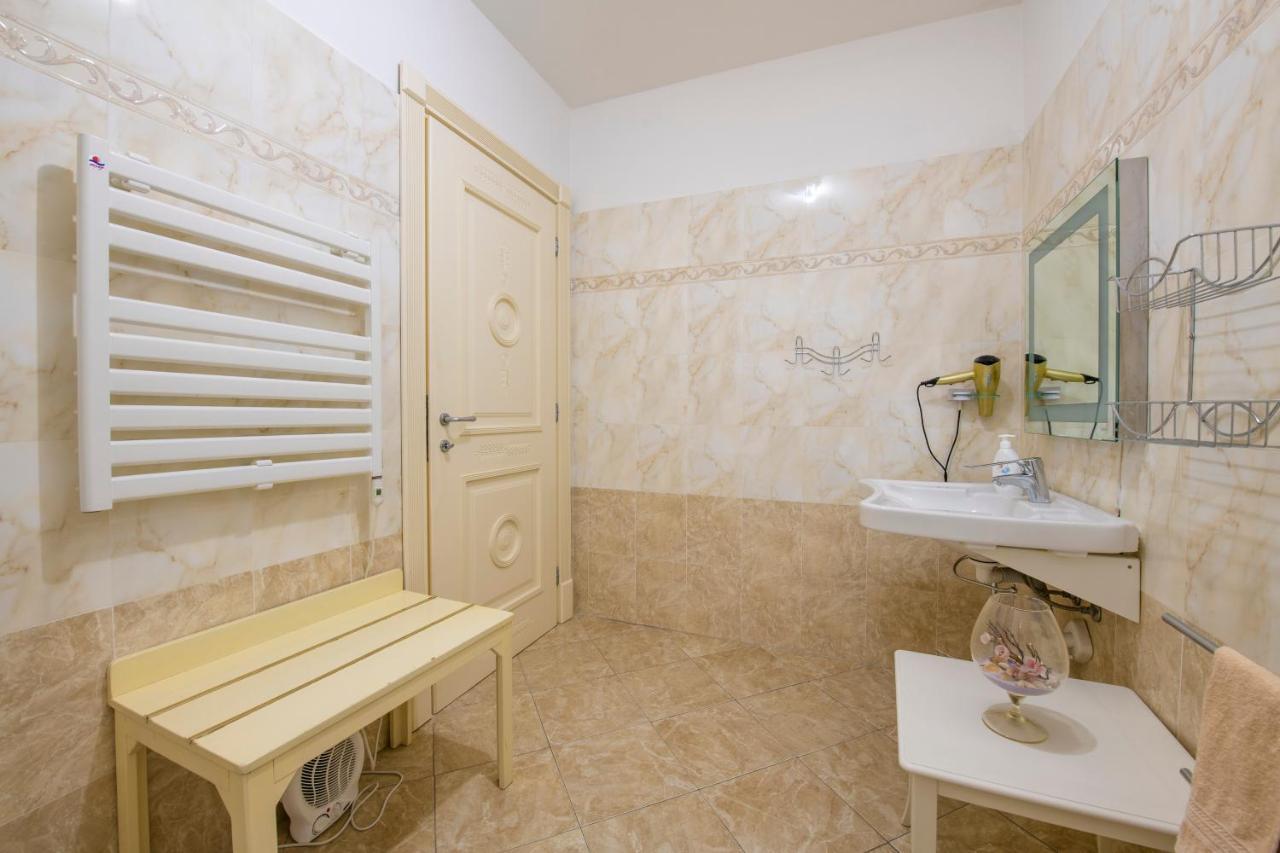 Sunlago House Front & Pool Desenzano del Garda