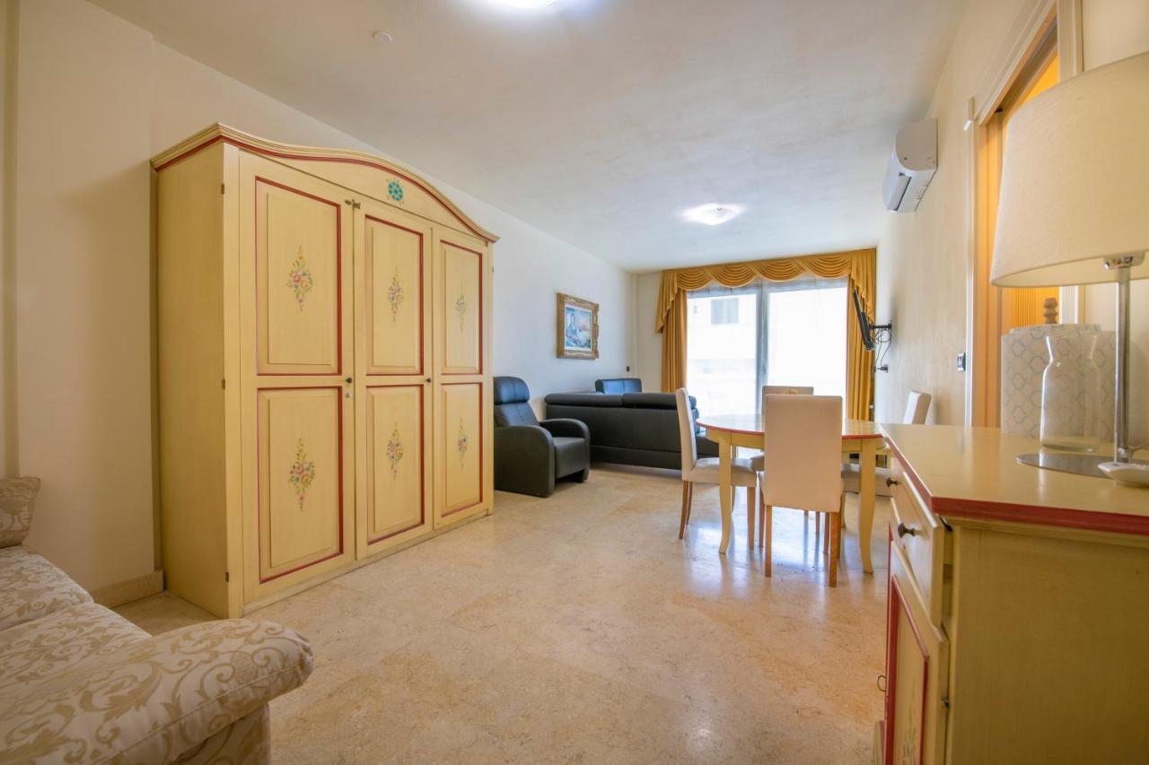 Apartment Sunlago House Front & Pool