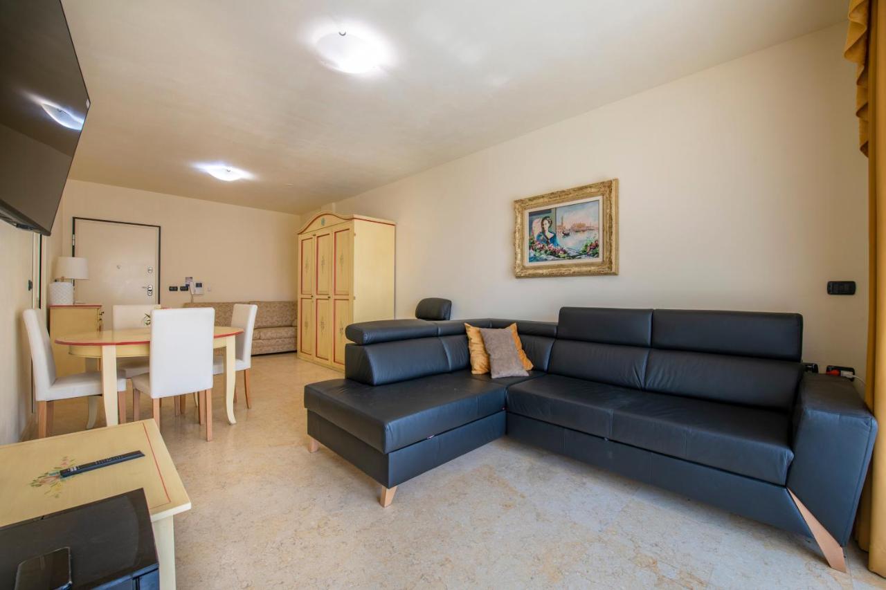 Apartment Sunlago House Front & Pool